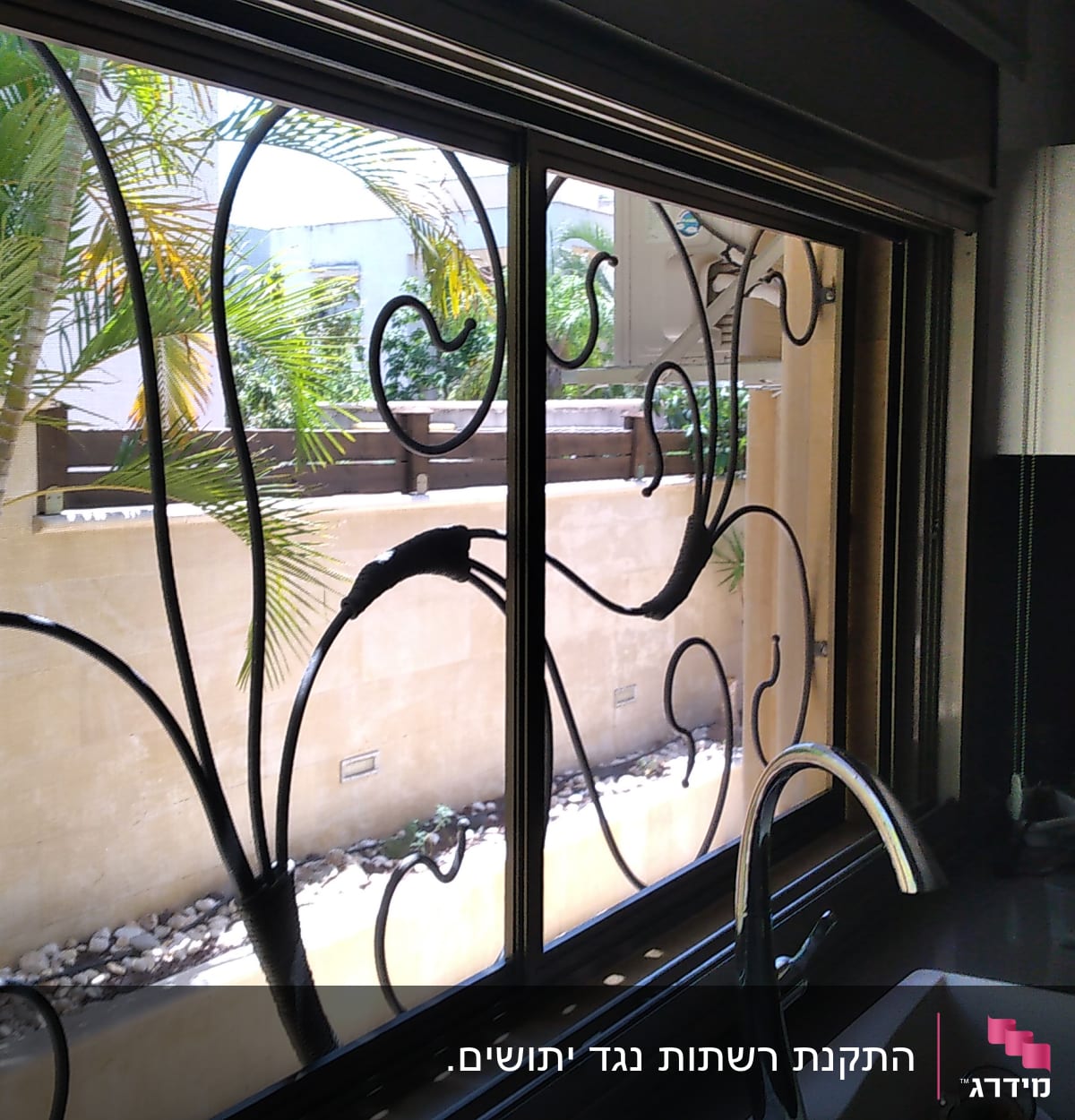 חלון אלומיניום עם סורגים מעוצבים במטבח